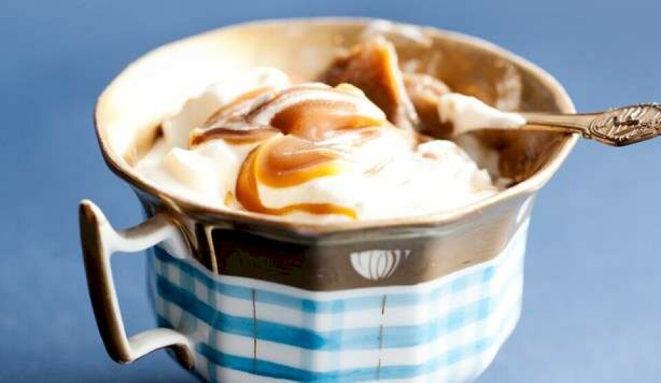 Opskrift på kold karamelcreme med sød-salt karamelsauce