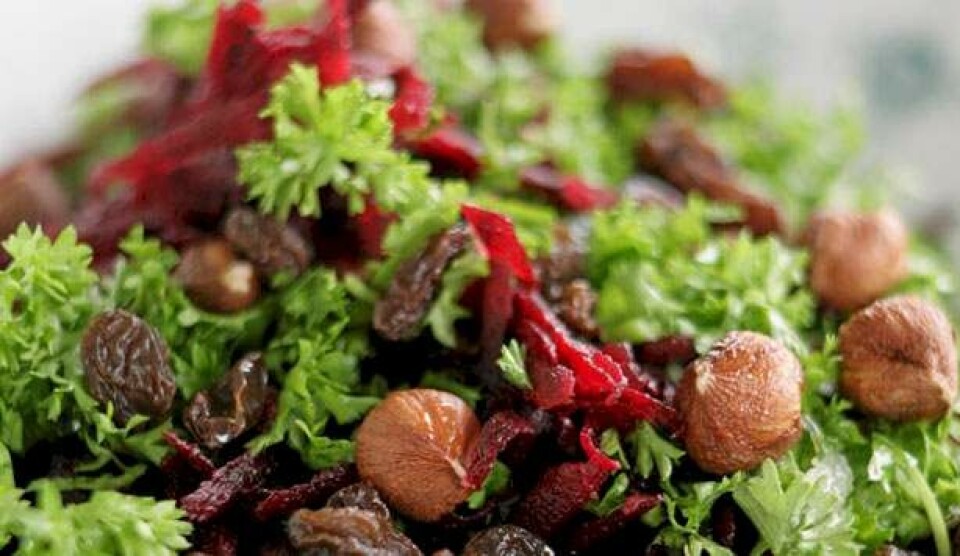 Opskrift på rødbedesalat med rosiner, hasselnødder og persille