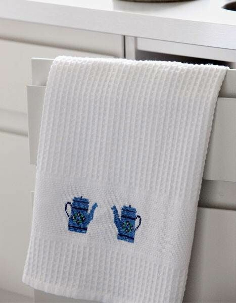 Viskestykke med Madam Blå broderi fra Hendes Verden