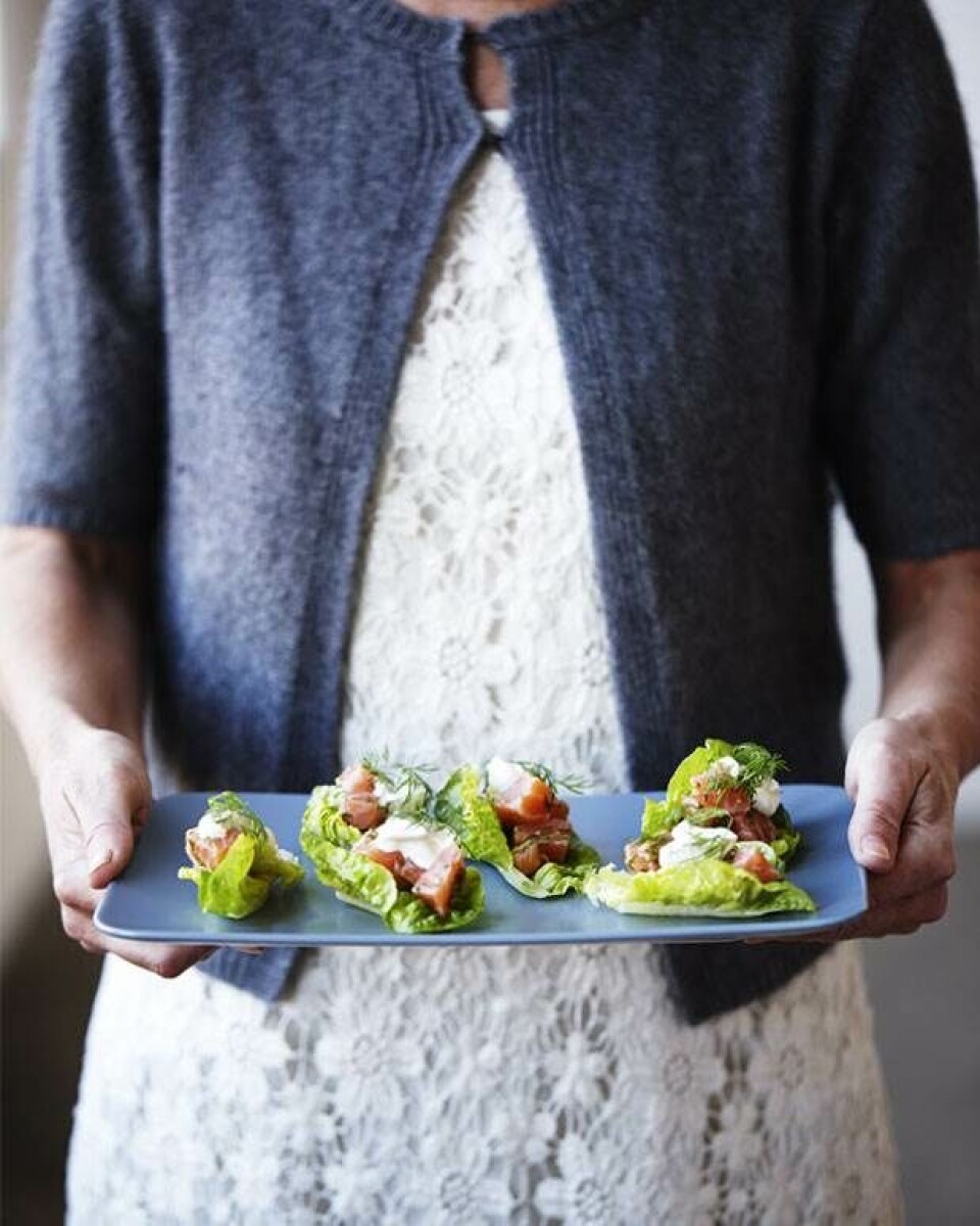 Salatbåde med røget laksetatar