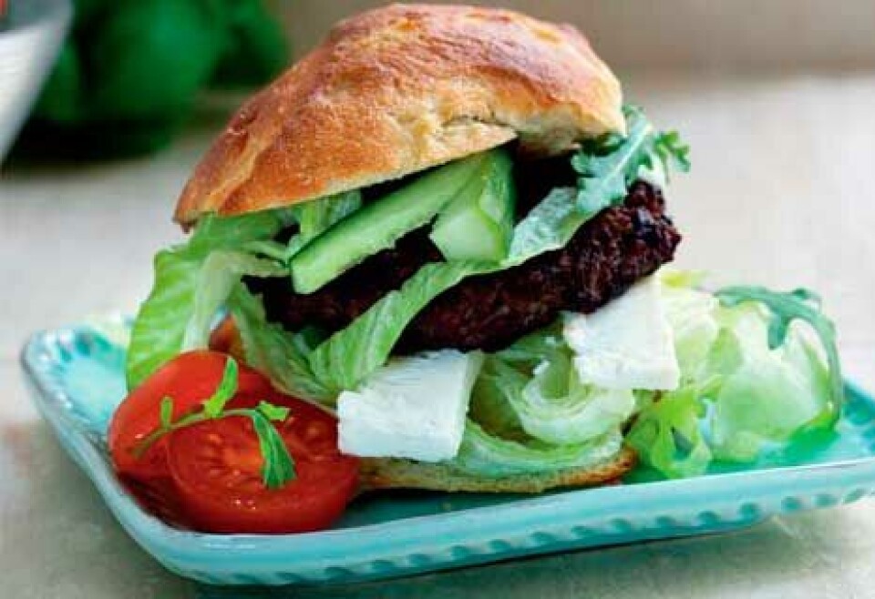Burger med græsk salat