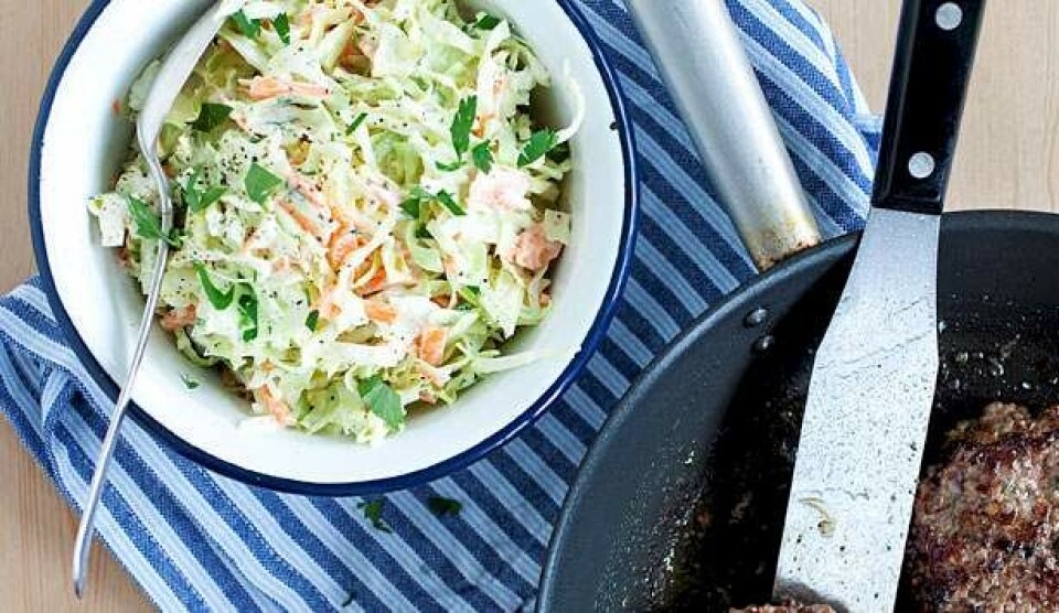 Opskrift på hvidløgshakkebøffer med coleslaw