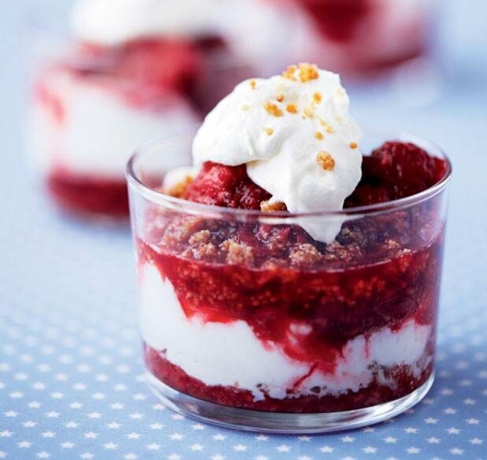 Klassisk rabarber-jordbær-kage