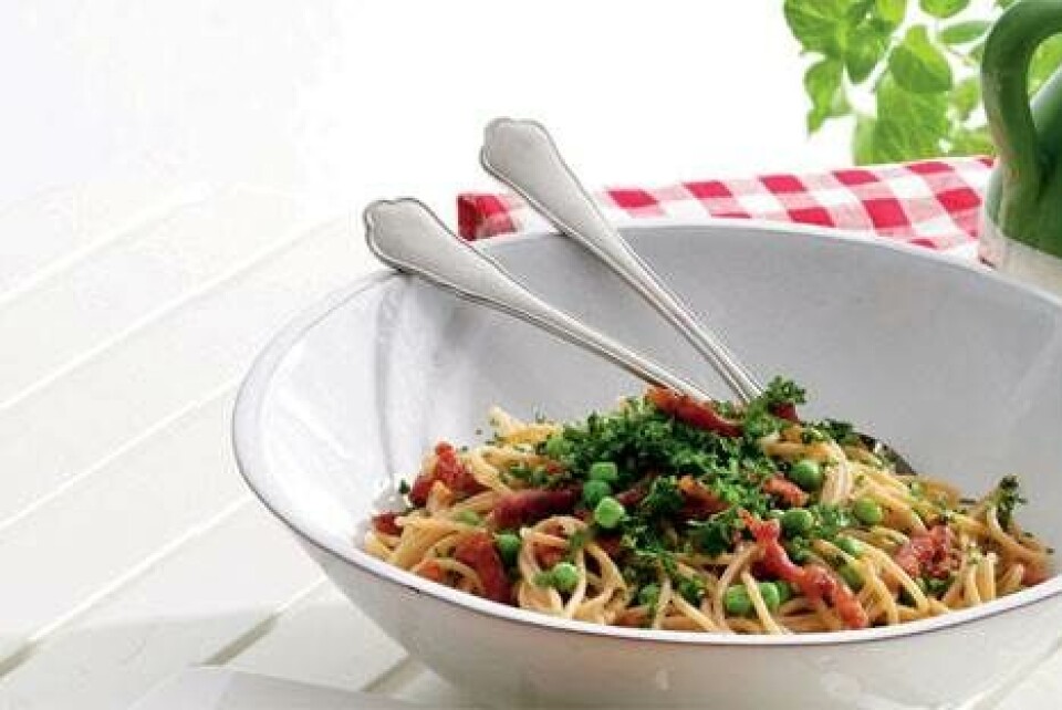 Pasta med ærter og bacon