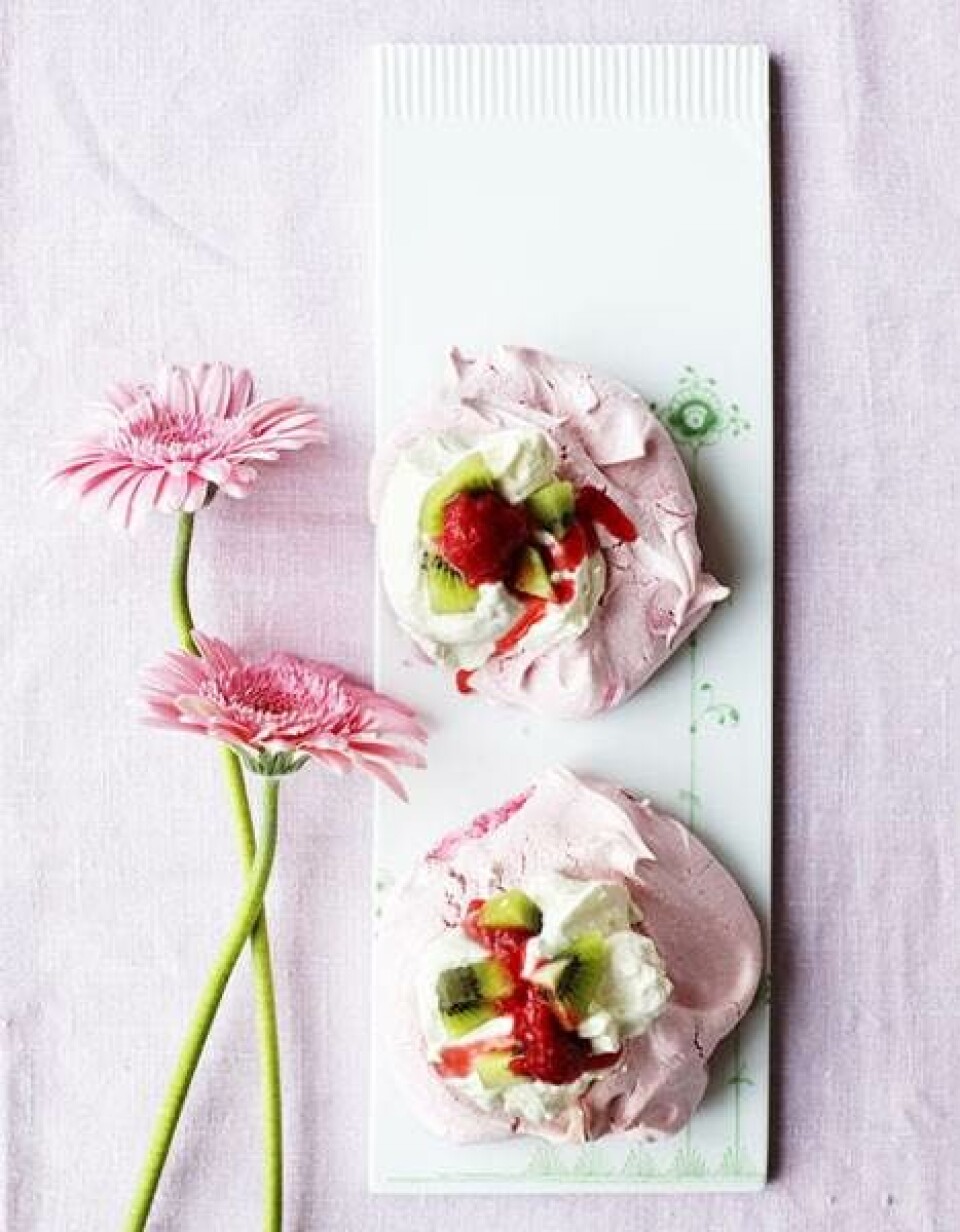Pink pavlova med hindbær og kiwi