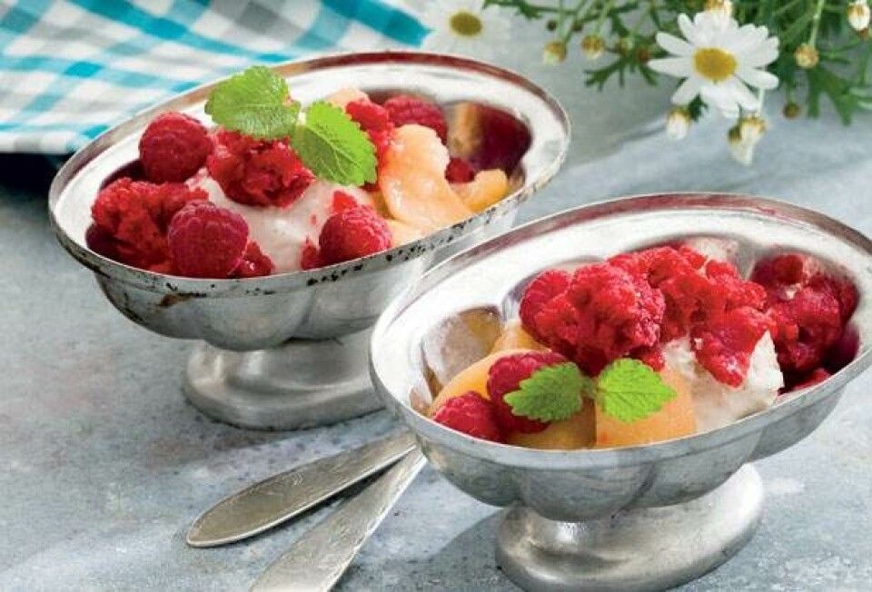 Fersken melba med hindbærgranita