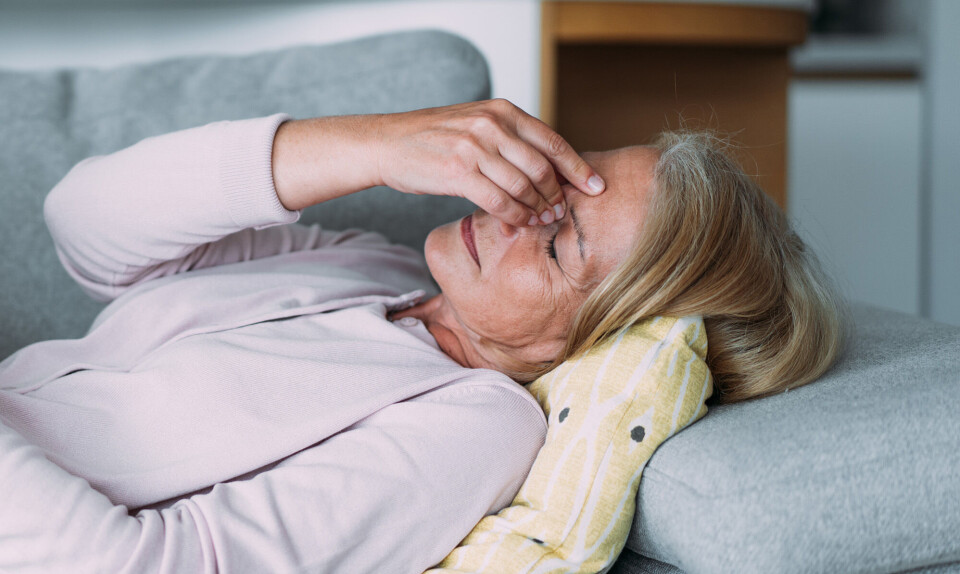 Kvinde i lyserød cardigan er svimmel