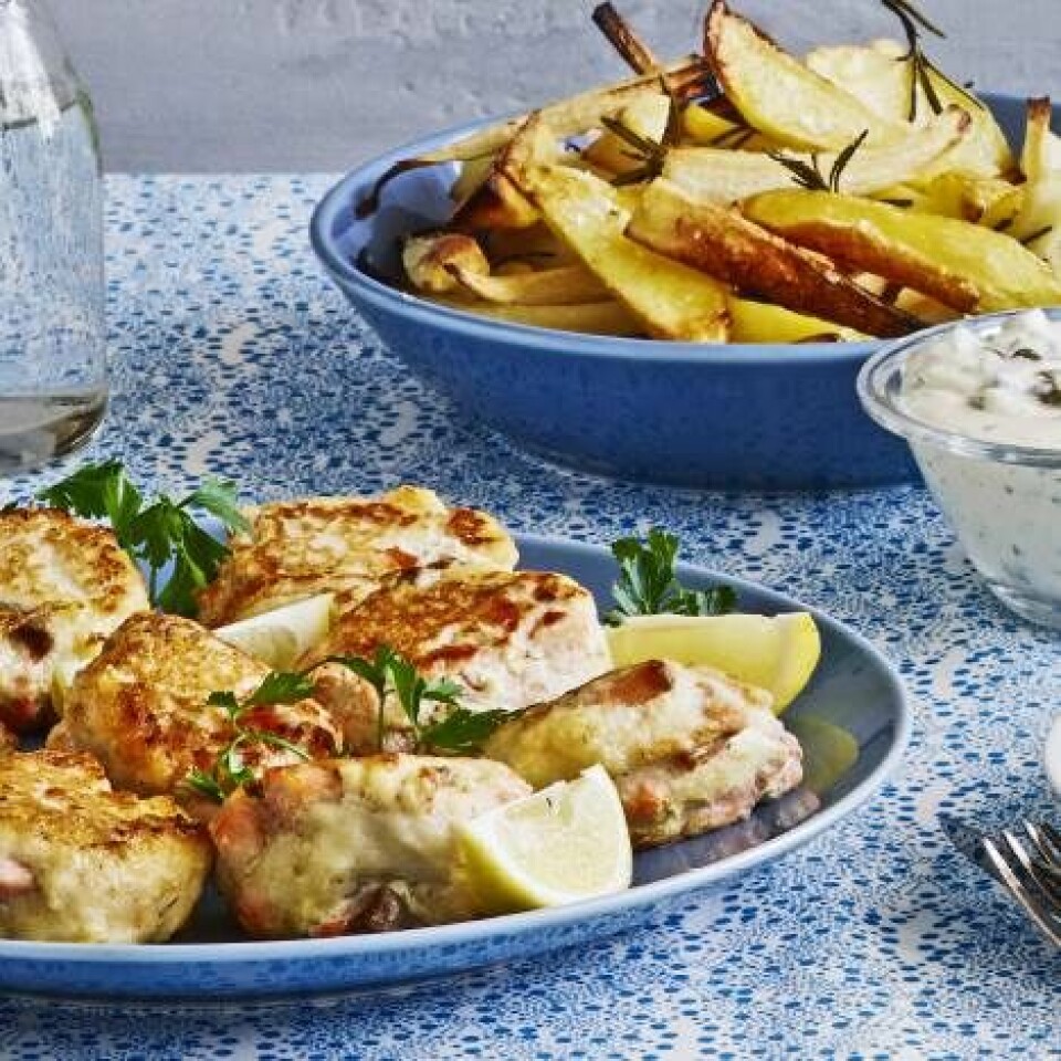 Fiskefrikadeller med laks og ovnbagte rodfrugter