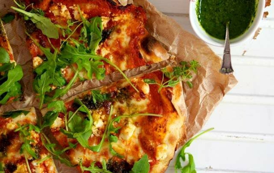 Hjemmebagt pizza med surdejsbund