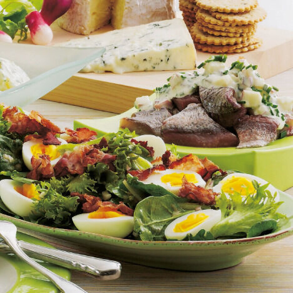 Salat med smilende æg og sprød bacon