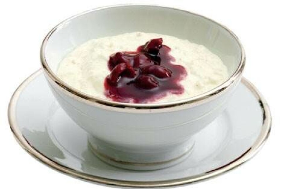 Risalamande med appelsin/kirsebærsovs