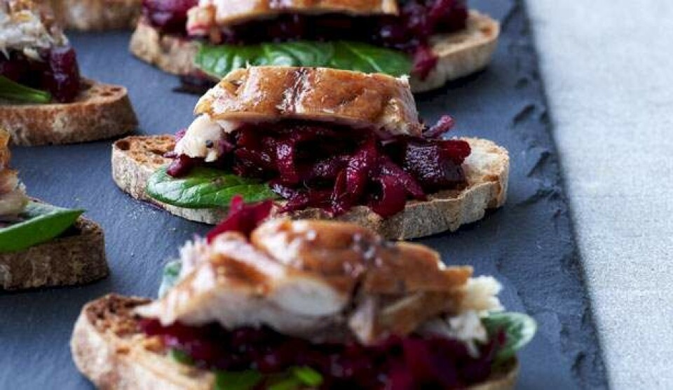 Opskrift på crostini med pebermakrel og peberrodsrødbede