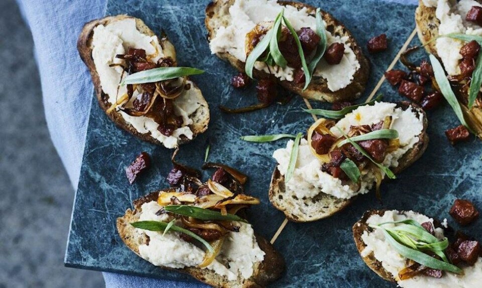 Bruchetta med butterbeanmos og chorizo-løg