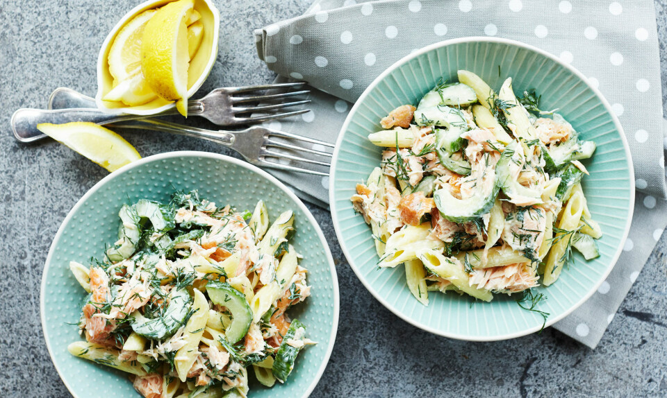 Pastasalat med varmrøget laks