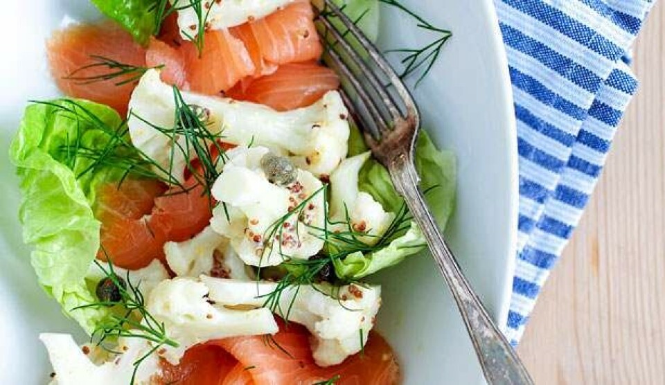 Opskrift på salat med røget laks og blomkål