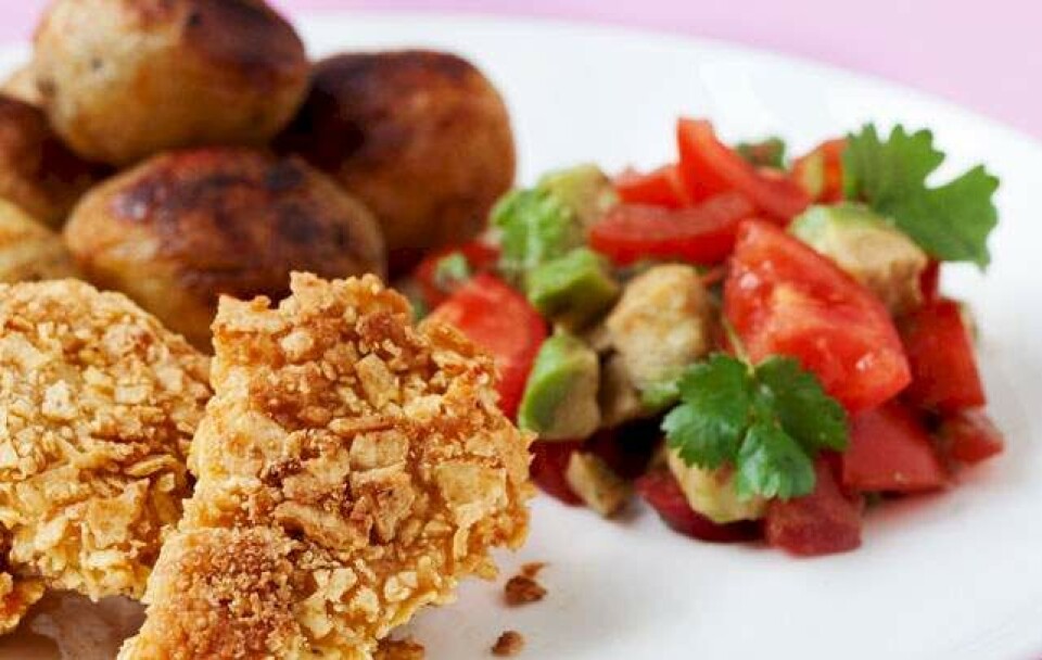 Opskrift på nachosstegt kylling med avocadosalsa og bagte små kartofler