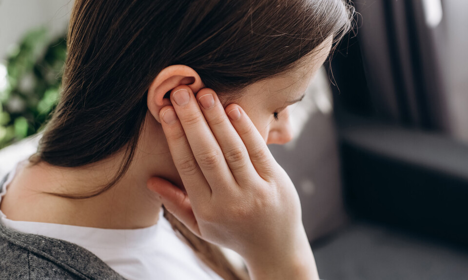 kvinde har tinnitus