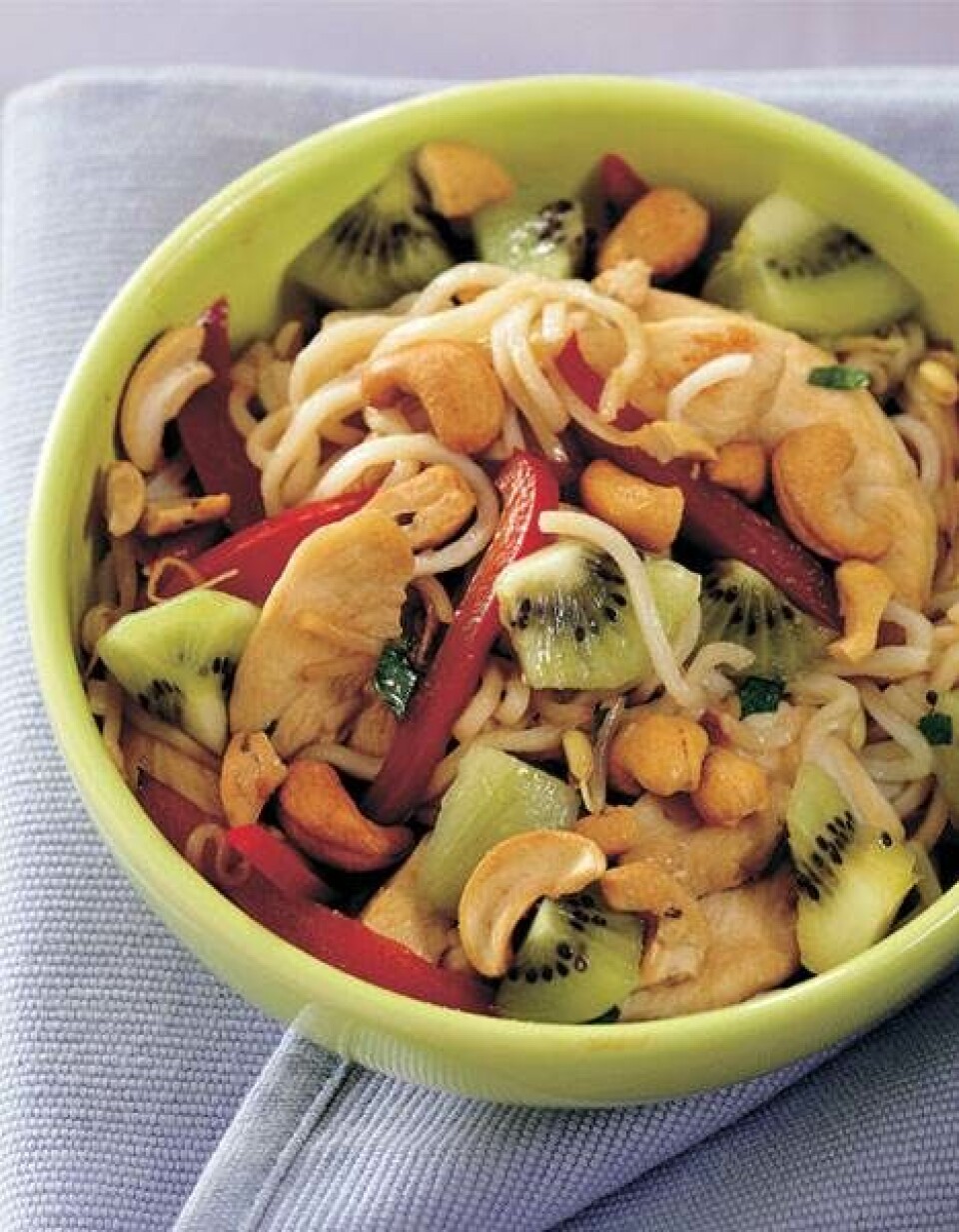 Lynstegt kylling med kiwifrugt og cashewnødder