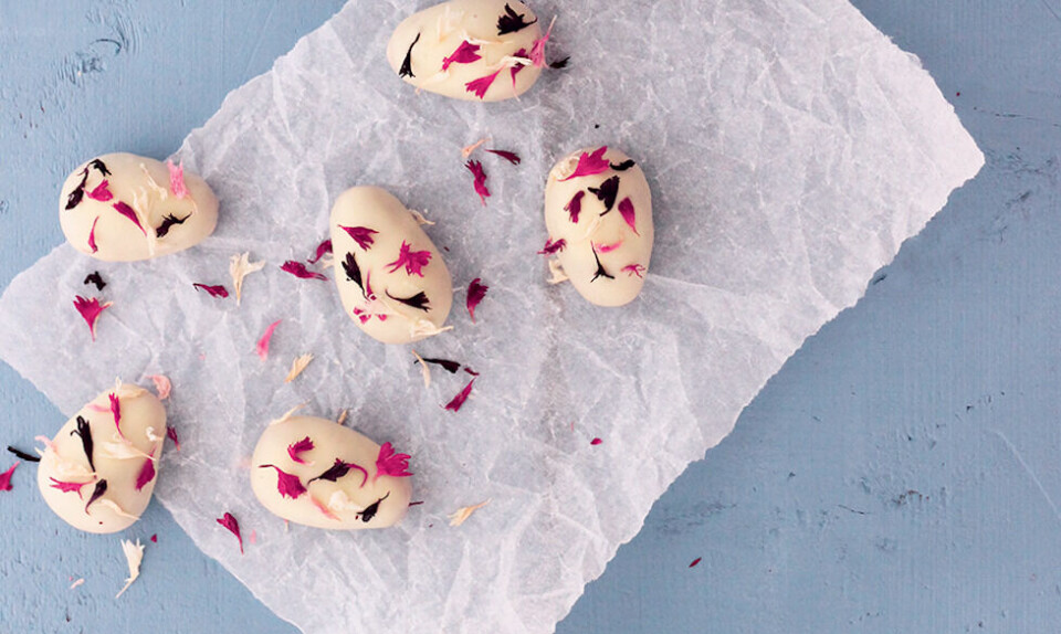 påskeæg med hvid chokolade, marcipan, brombær og lakrids