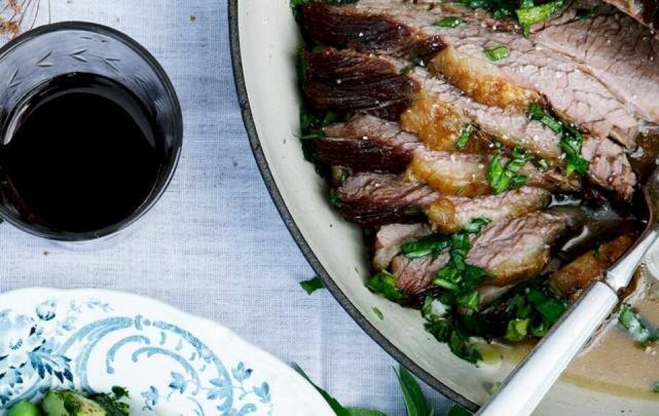 Sådan laver du grillet oksebryst med sky