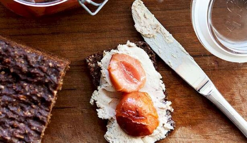 Opskrift på fugleleverpaté med henkogte blommer