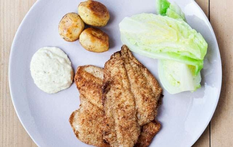 Opskrift på rugmelsstegte rødspættefileter med bagte kartofler