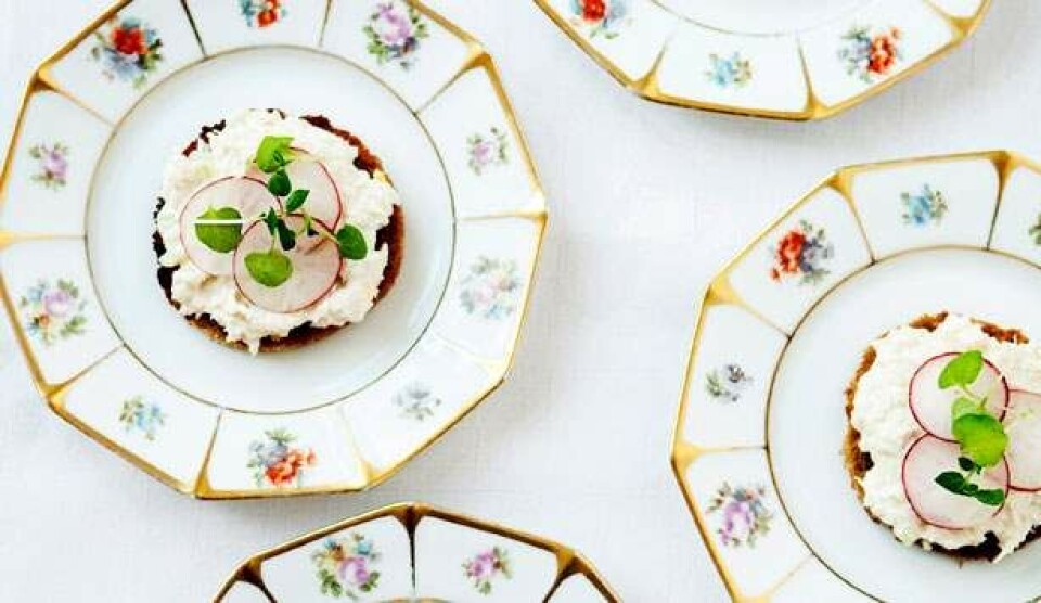 Opskrift på rugbrød med krabbesalat