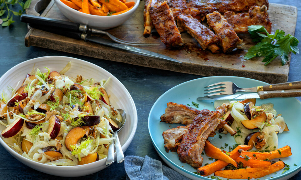 Spareribs med fennikel-blommesalat og søde fritter
