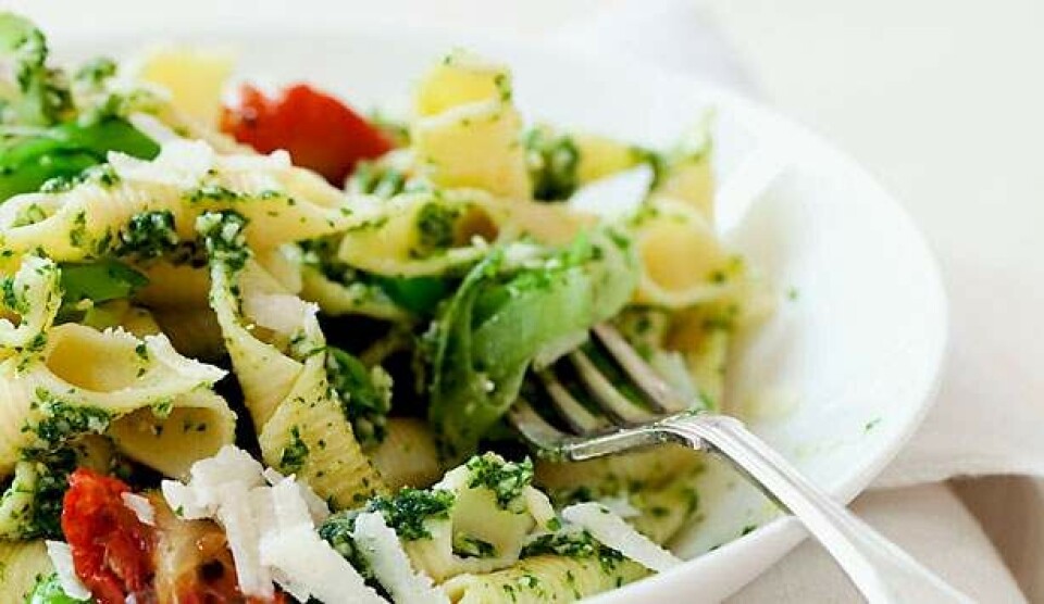 Pasta opskrift med persillepesto og semi-dried tomater