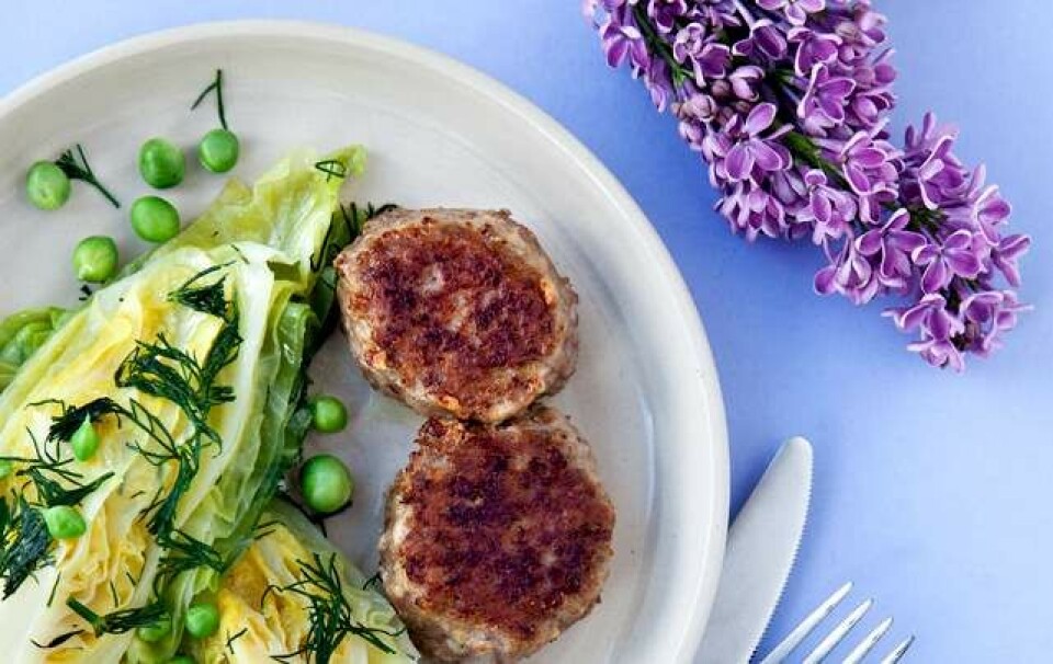 Frikadeller med smørdampet spidskål