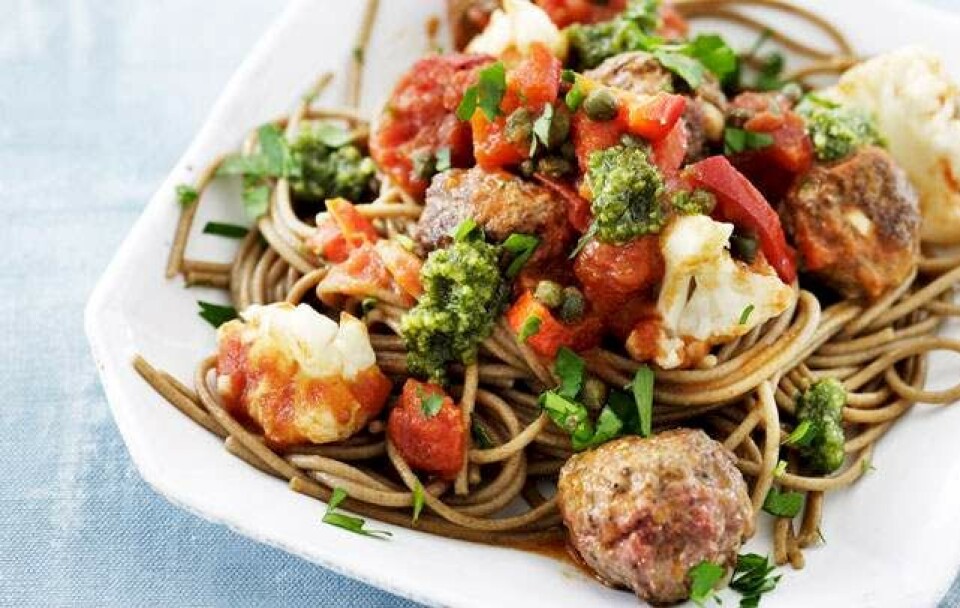 Opskrift på italienske kødboller i tomatsauce og pesto
