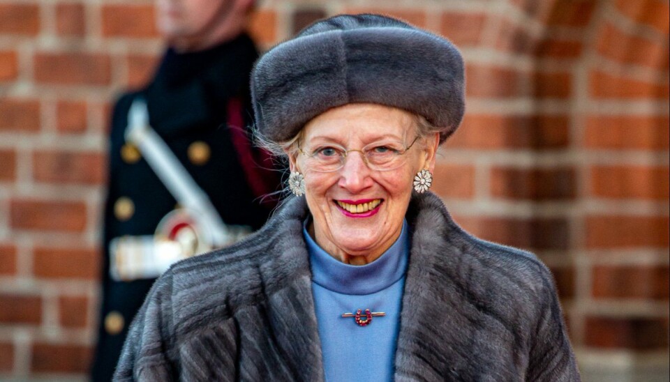 Dronning Margrethe tog fusen på de danske landsholdsspillere, som til gengæld overrakte Majestæten en landsholdstrøje med 'Daisy' på ryggen. (Foto: Michael Stub).