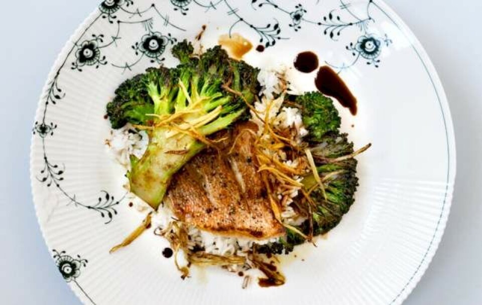 Opskrift på stegt fisk med ingefær-broccoli, ris og soja