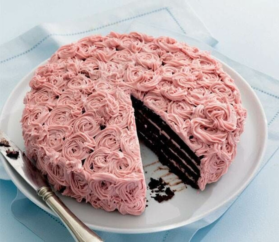 Chokoladekage med brombær og brombærcreme