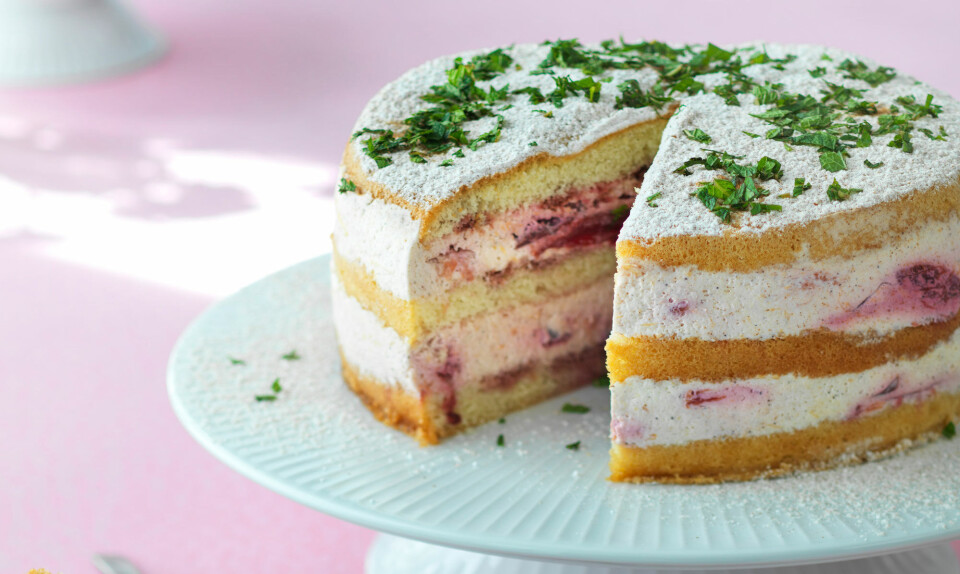 Lagkage med kanelbagte blommer og creme