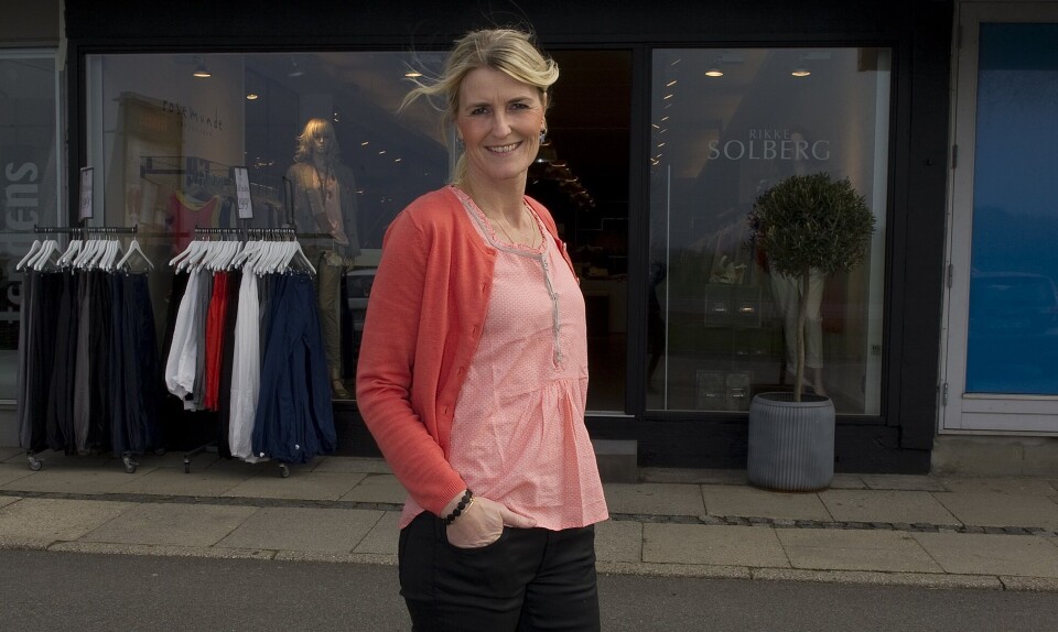 Rikke Solberg foran sin tøjforretning