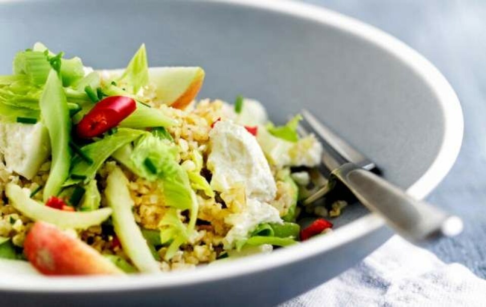 Bulgursalat med æble, chili og feta