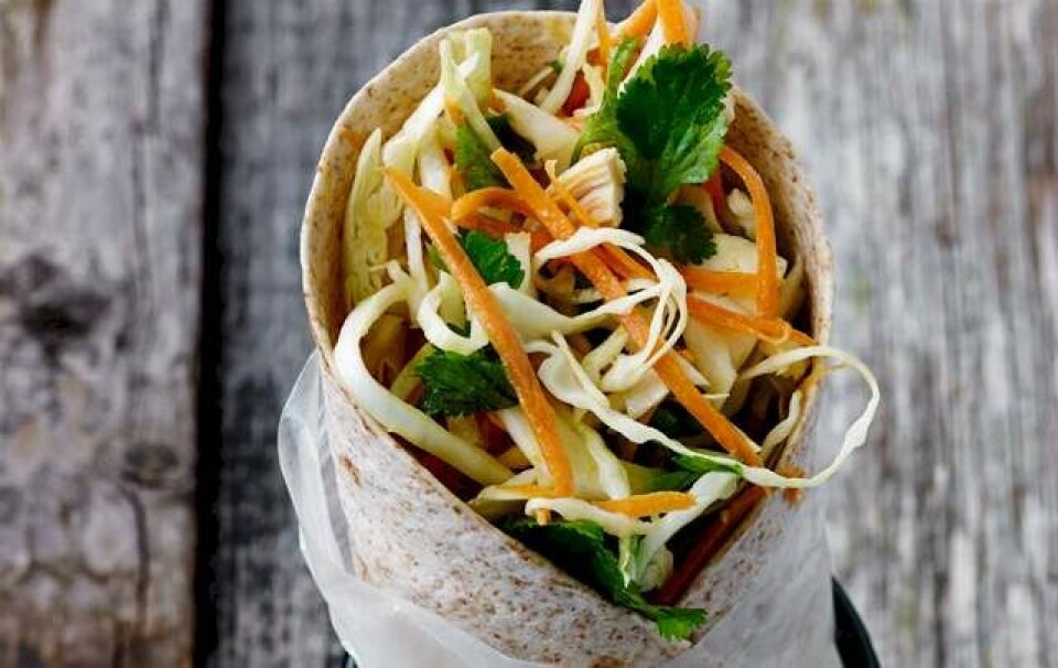 Få opskriften på en skøn wrap med kylling og sennepsdressing