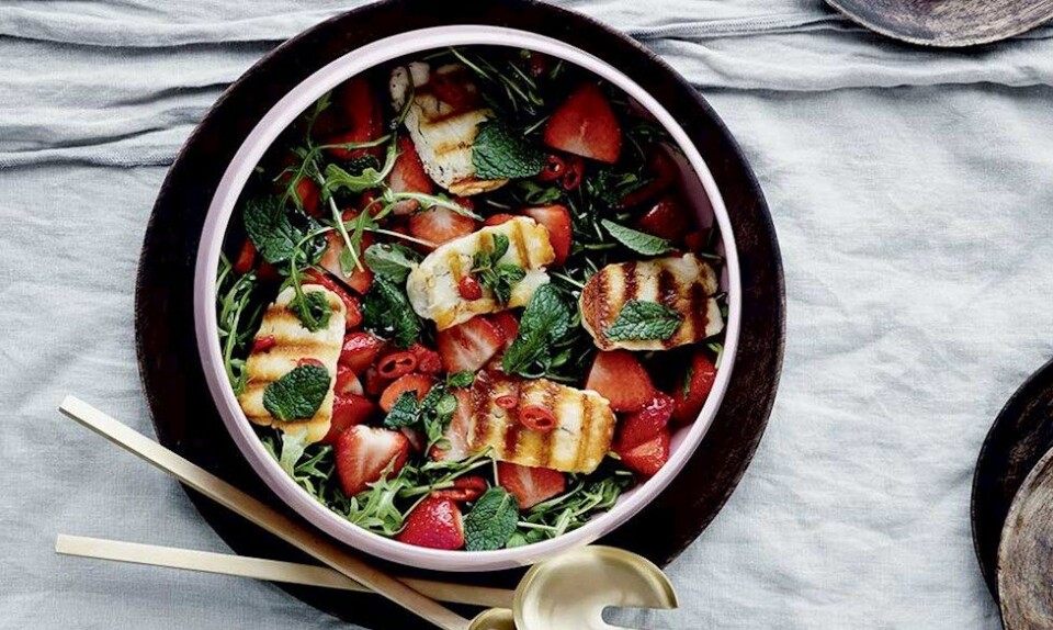 Salat med jordbær og halloumi