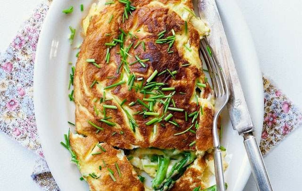 Opskrift på omelet med asparges og vesterhavsost