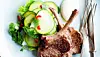 Opskrift på grillede lammekoteletter med squashsalat og yoghurtdip