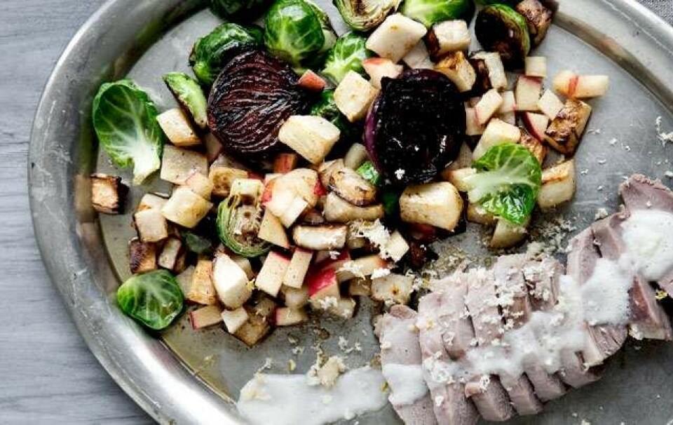 Sprængt and med peberrod, stegte æbler og selleri