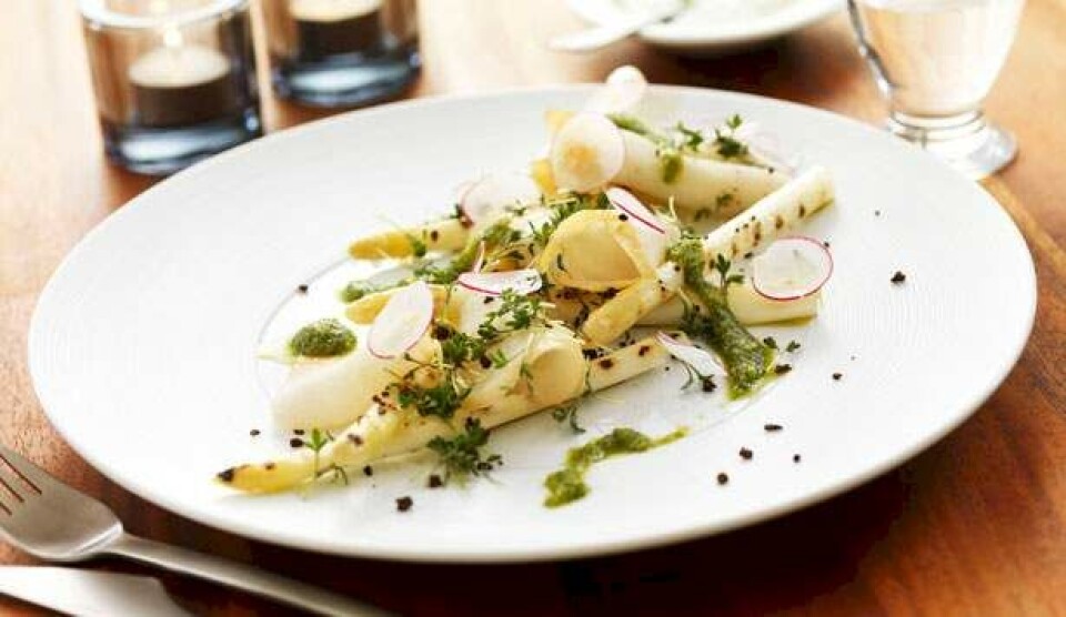 Opskrift på røget hellefisk med grillede asparges og pesto