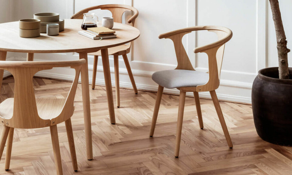 In Between SK1 i hvidolieret egetræ.