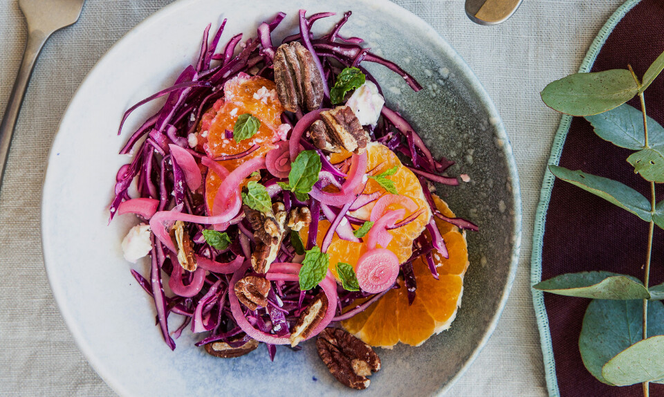 Appelsinsalat med feta og lynsyltede løg