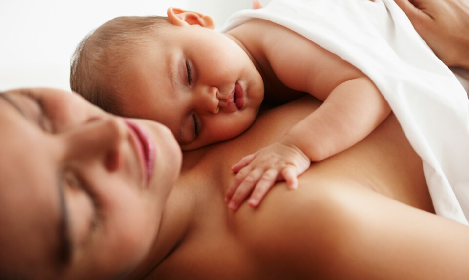 Hud-mod-hud og kram gør godt for babys udvikling.