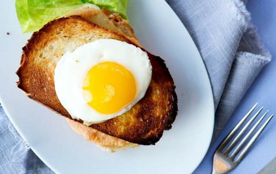Croque madame med røget torskerogn og grøn salat
