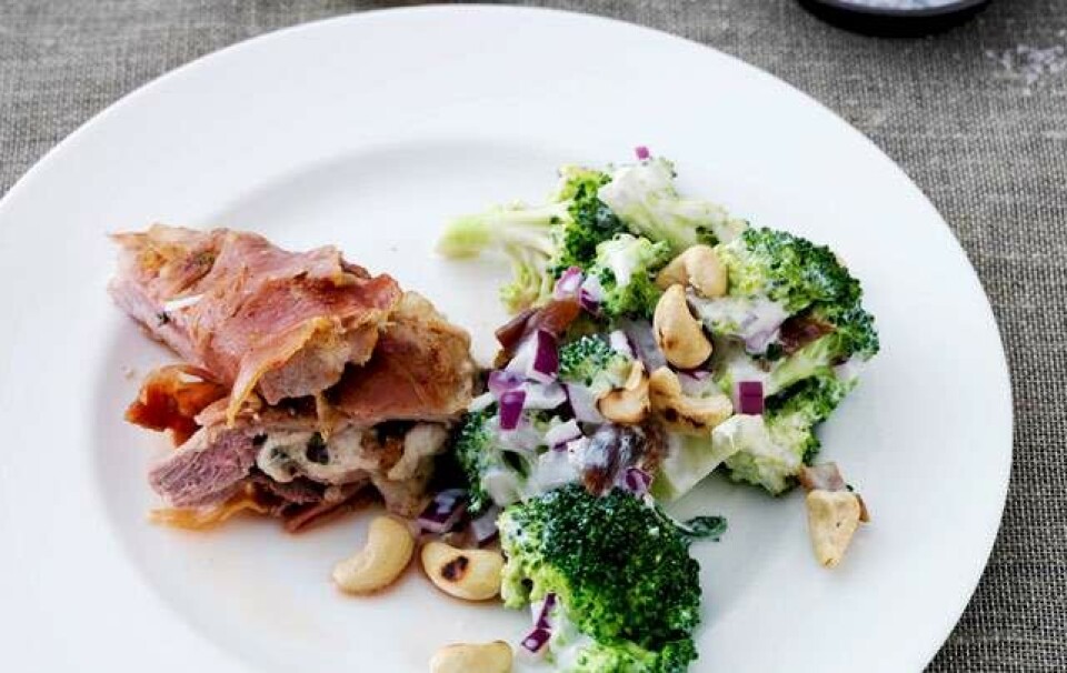 Skinkeschnitzler med blåskimmelost og broccolisalat