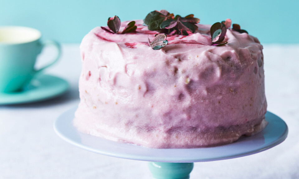 Bananlagkage med solbær-yoghurt-frosting