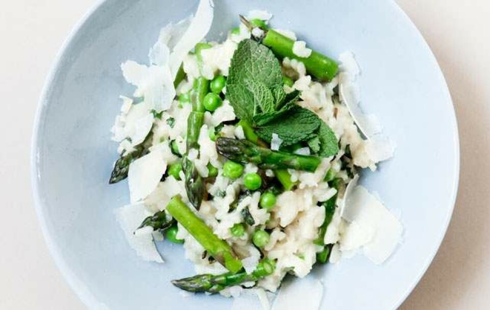 Opskrift på risotto med mynte, ærter og asparges